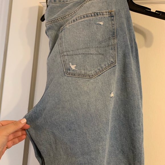 American Eagle “cool mom jean” size 16 (33) short. High waisted. Lightwash - Picture 6 of 8
